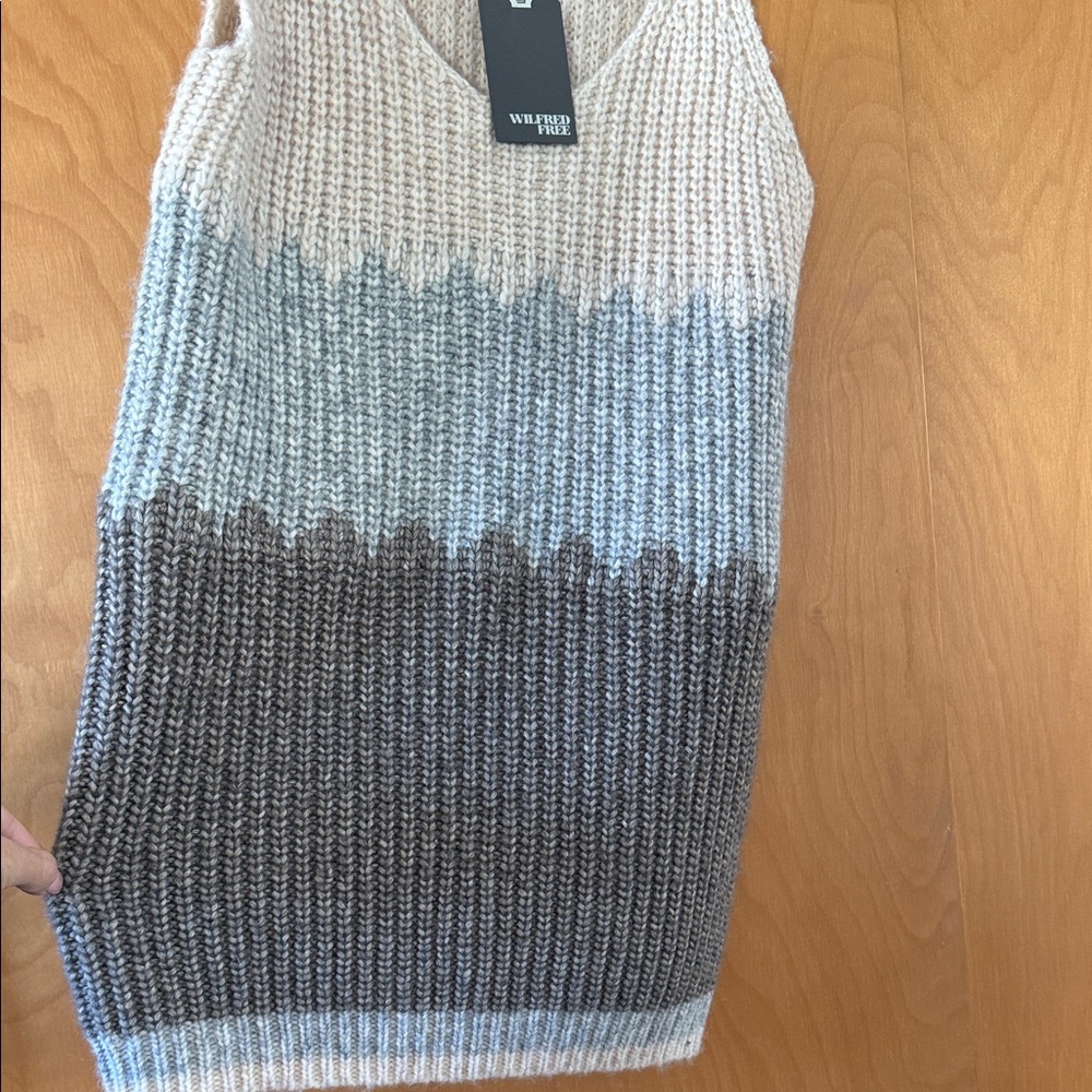 Aritzia Wilfred Free Karolin knit top V-Neck Sweater